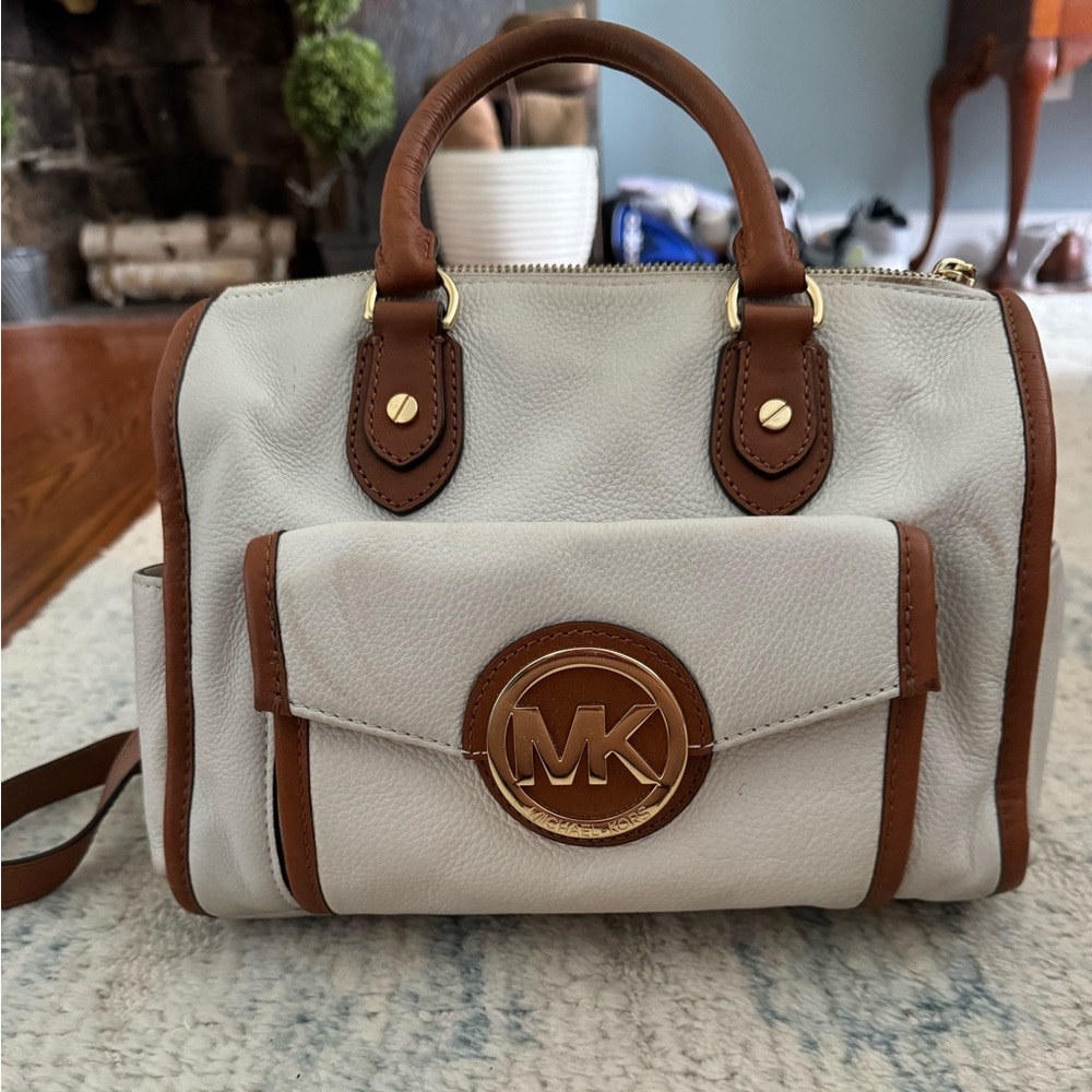 Michael Kors Summer Tote with several pockets